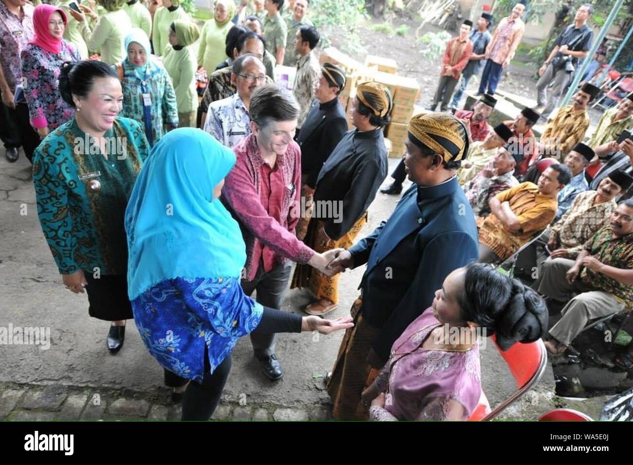 Direktur USAID Indonesien Andy Sisson berjabat tangan dengan Bapak Bambang, Salah Satu warga Salatiga yang memiliki Satu sumur resapan di rumahnya. (16508326293). Stockfoto