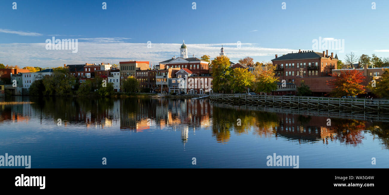 Die am Fluss Gebäude von Exeter, New Hampshire werden gesehen in der Wasser Stockfoto