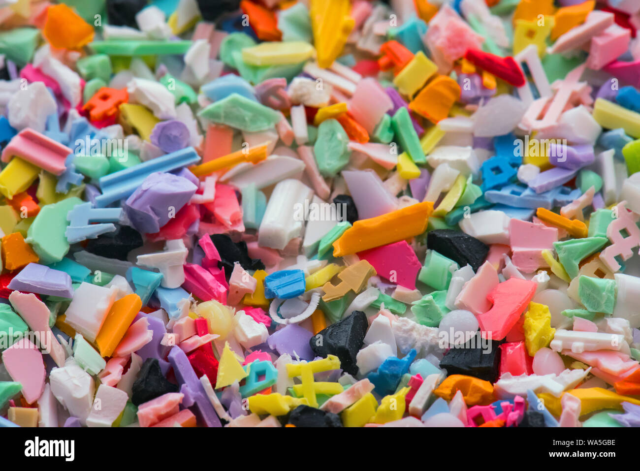 Farbigen Kunststoff Nachschleifen im Labor Stockfoto