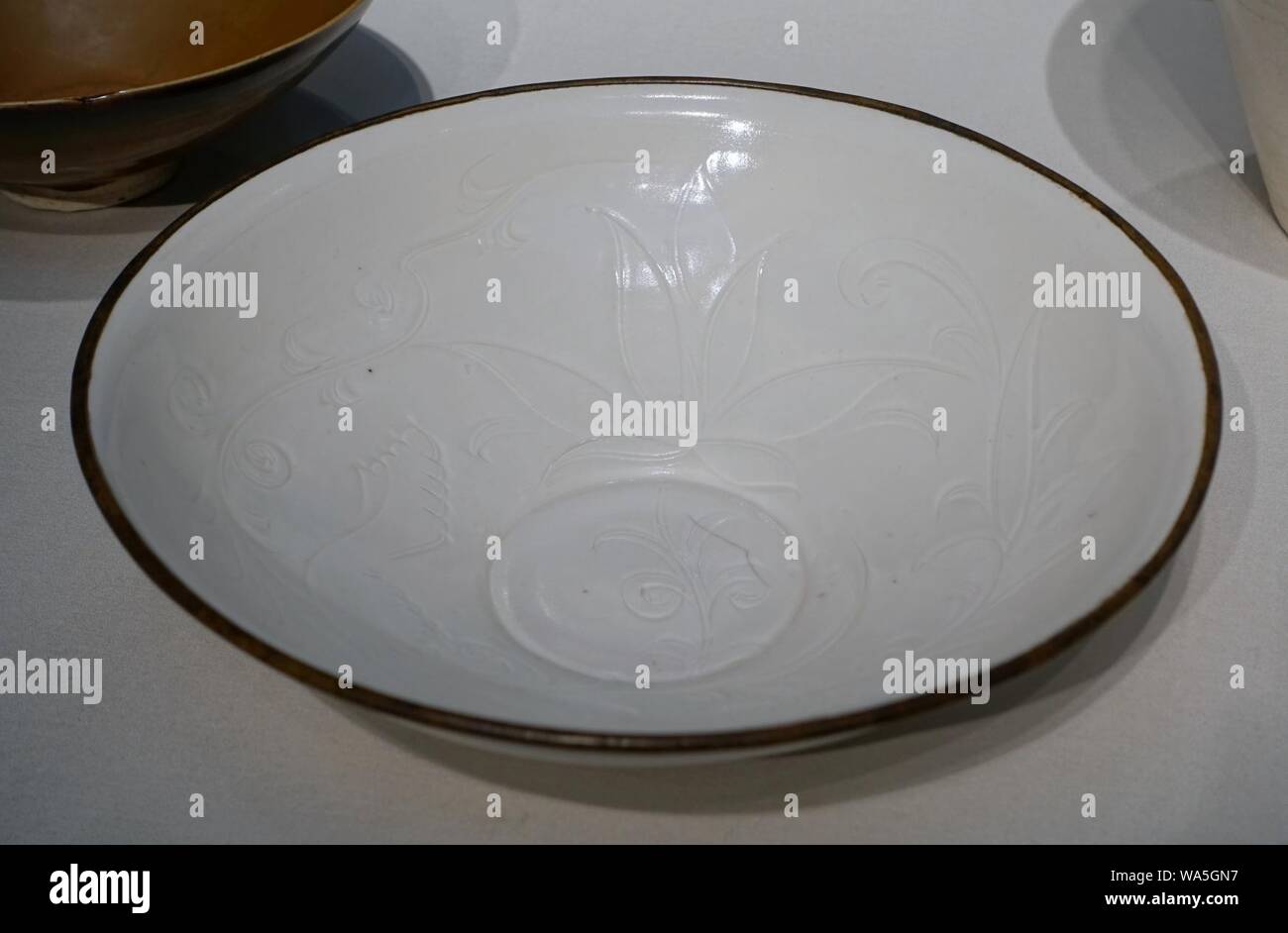 Schale mit eingeschnittenen Lotus, Ding ware, China, Provinz Hebei, quyang Ding Brennöfen, der Nördlichen Song Dynastie, 1000 s zu den frühen 1100s, porcelaneous Steinzeug, Metall rim Stockfoto