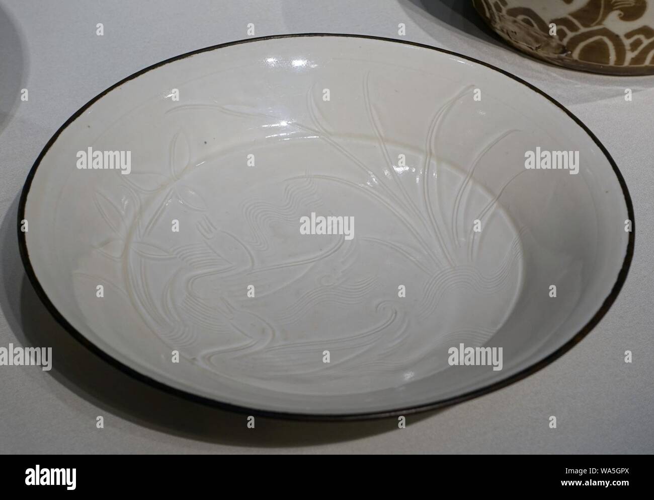 Schale mit eingeschnittenen Enten, Ding ware, China, Provinz Hebei, quyang Ding Brennöfen, der Nördlichen Song Dynastie, 1000 s zu den frühen 1100s, porcelaneous Steinzeug, Metall rim Stockfoto