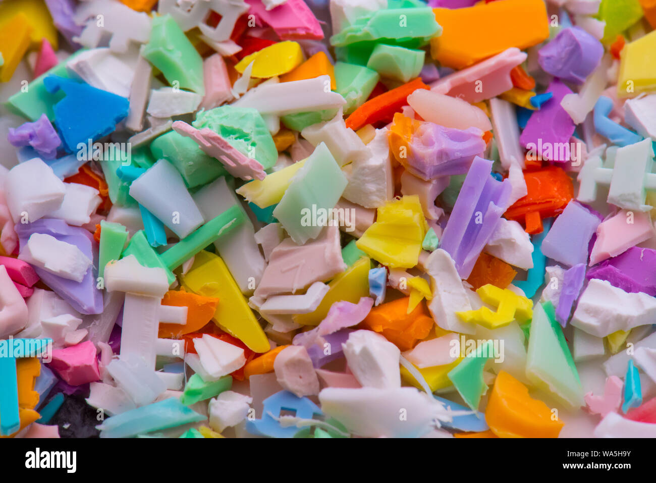 Farbigen Kunststoff Nachschleifen im Labor Stockfoto