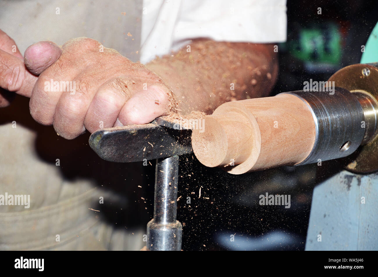 Mann, der ein pegtop zu einem drechselmaschine Stockfoto