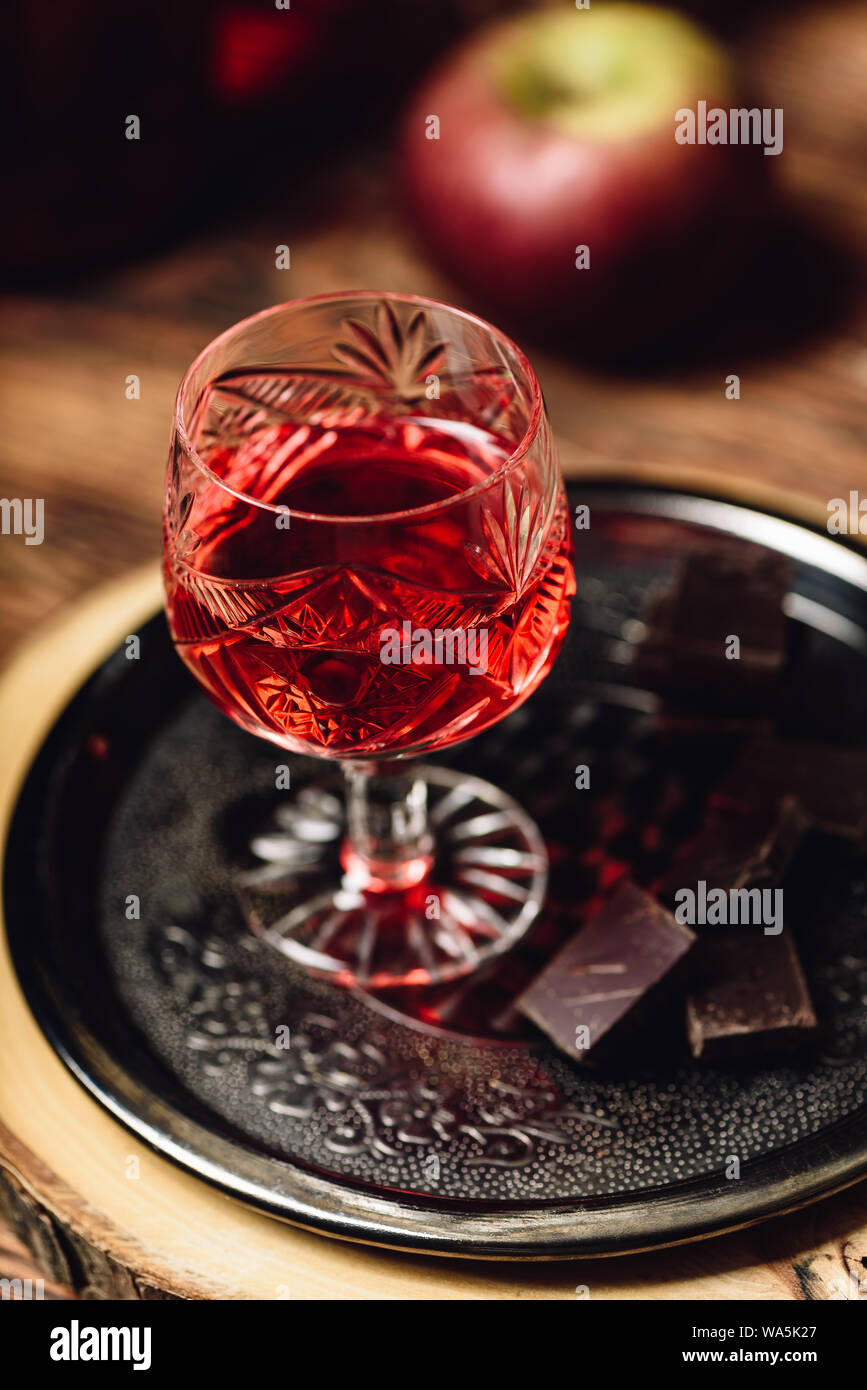Hausgemachte berry alkoholische Getränke- und Schokoriegel auf Metall Fach Stockfoto