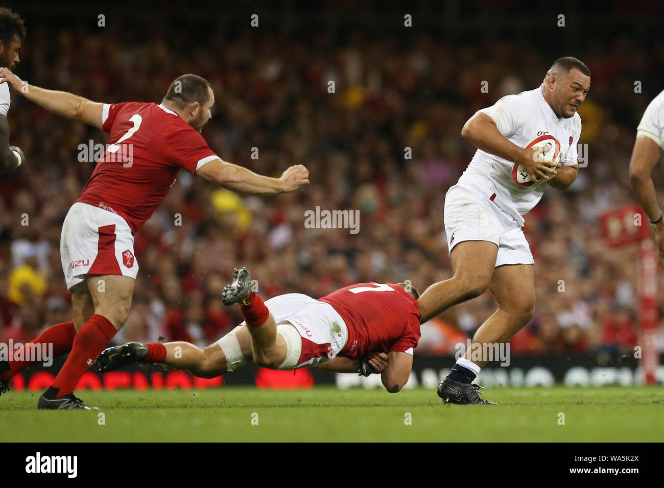 Cardiff, Großbritannien. 17 Aug, 2019. Ellis Genge von England ist von James Davies von Wales in Angriff genommen. Wales V England, unter Rüstung Sommer Serie 2019 internationale Rugby Spiel im Fürstentum Stadium in Cardiff, Wales, Großbritannien am Samstag, den 17. August 2019. pic von Andrew Obstgarten/Andrew Orchard sport Fotografie/Alamy Live News BITTE FÜR REDAKTIONELLE NUR Guthaben verwenden: Andrew Orchard sport Fotografie/Alamy Leben Nachrichten Hinweis Bild verfügbar. Stockfoto