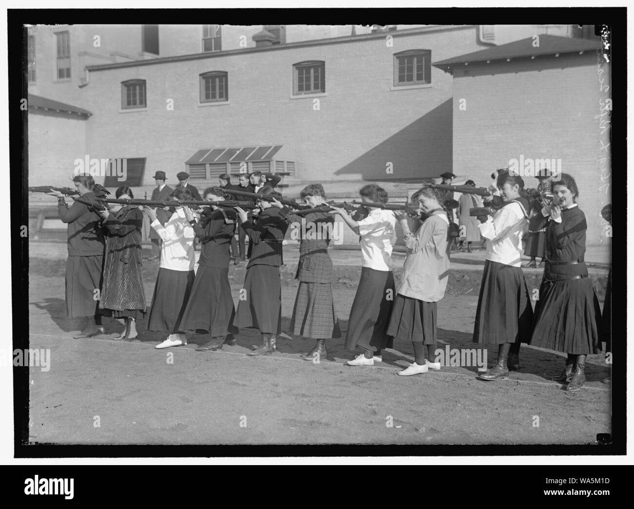 Bezirk öffentliche Schulen. WESTERN HIGH SCHOOL, Mädchen Gewehr Stockfoto