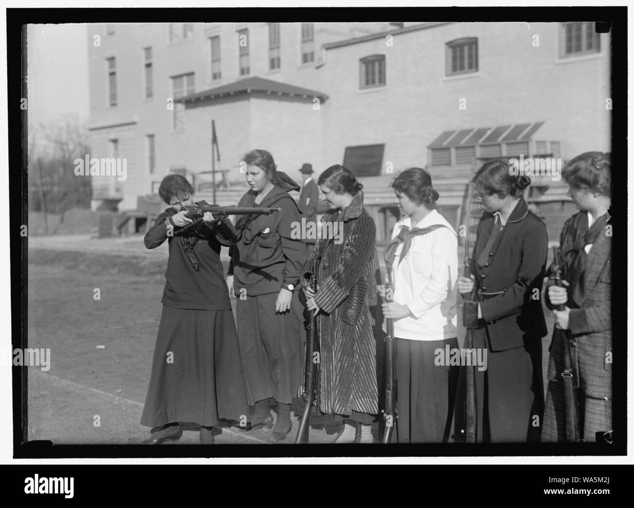 Bezirk öffentliche Schulen. WESTERN HIGH SCHOOL, Mädchen Gewehr Stockfoto