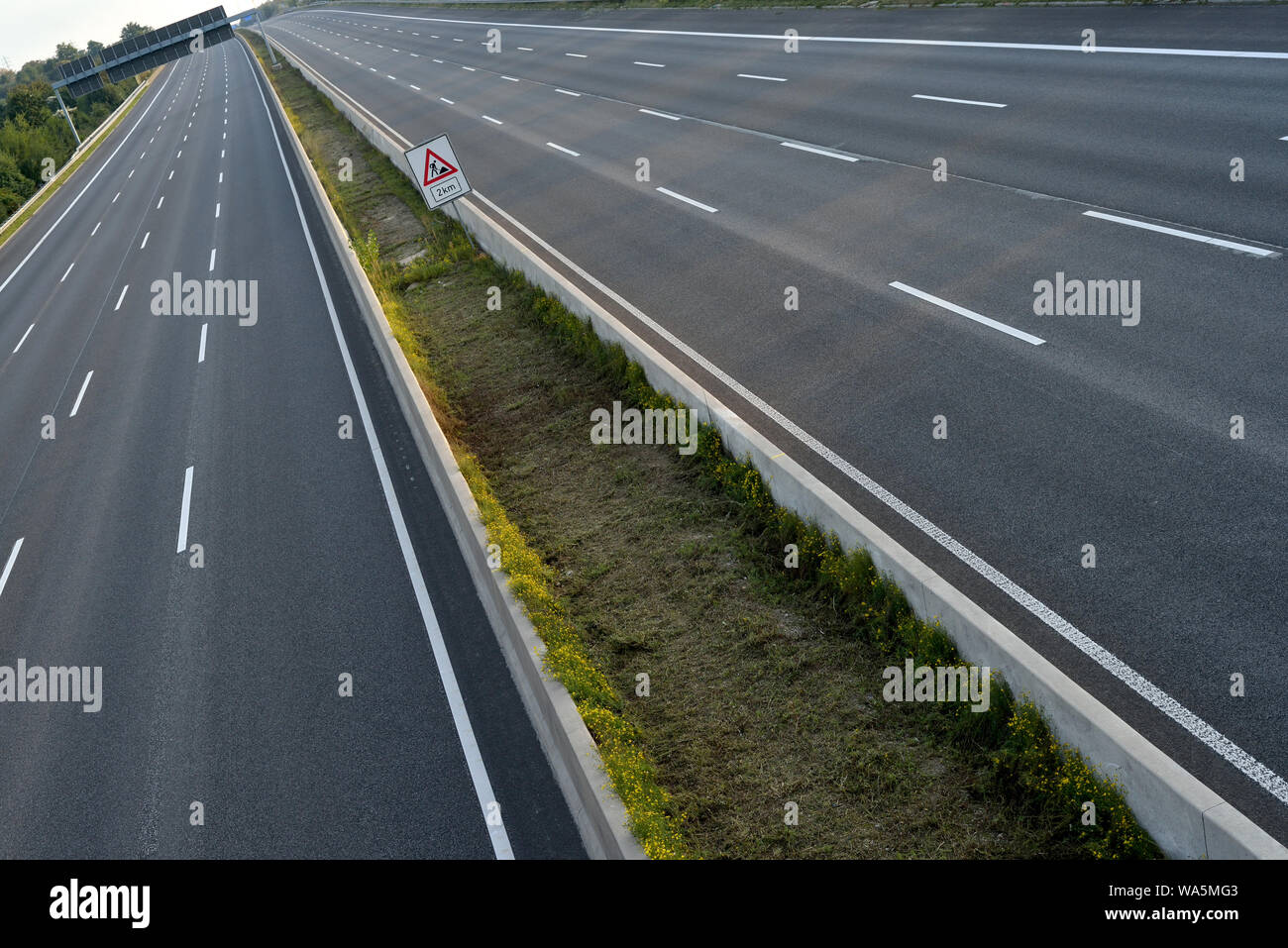 komplett geschlossene 8-spurige Autobahn wegen Straßenbauarbeiten Stockfoto