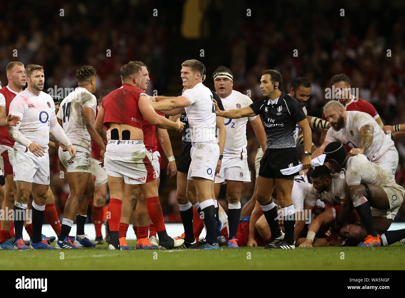 Cardiff, Großbritannien. 17 Aug, 2019. Owen Farrell von England (c) wird in einem Handgemenge beteiligt. Wales v England, unter Rüstung Sommer Serie 2019 internationale Rugby Spiel im Fürstentum Stadium in Cardiff, Wales, Großbritannien am Samstag, den 17. August 2019. pic von Andrew Obstgarten/Andrew Orchard sport Fotografie/Alamy Live News BITTE FÜR REDAKTIONELLE NUR Guthaben verwenden: Andrew Orchard sport Fotografie/Alamy Leben Nachrichten Hinweis Bild verfügbar. Stockfoto