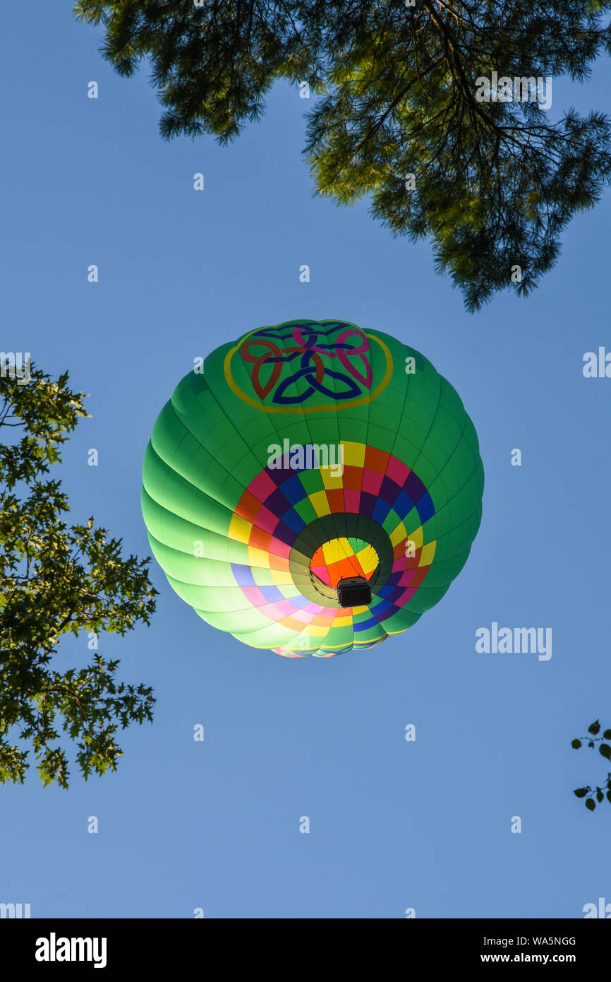 Bunte Heißluftballons in den Himmel an einem Sommerabend über Letchworth State Park. Stockfoto