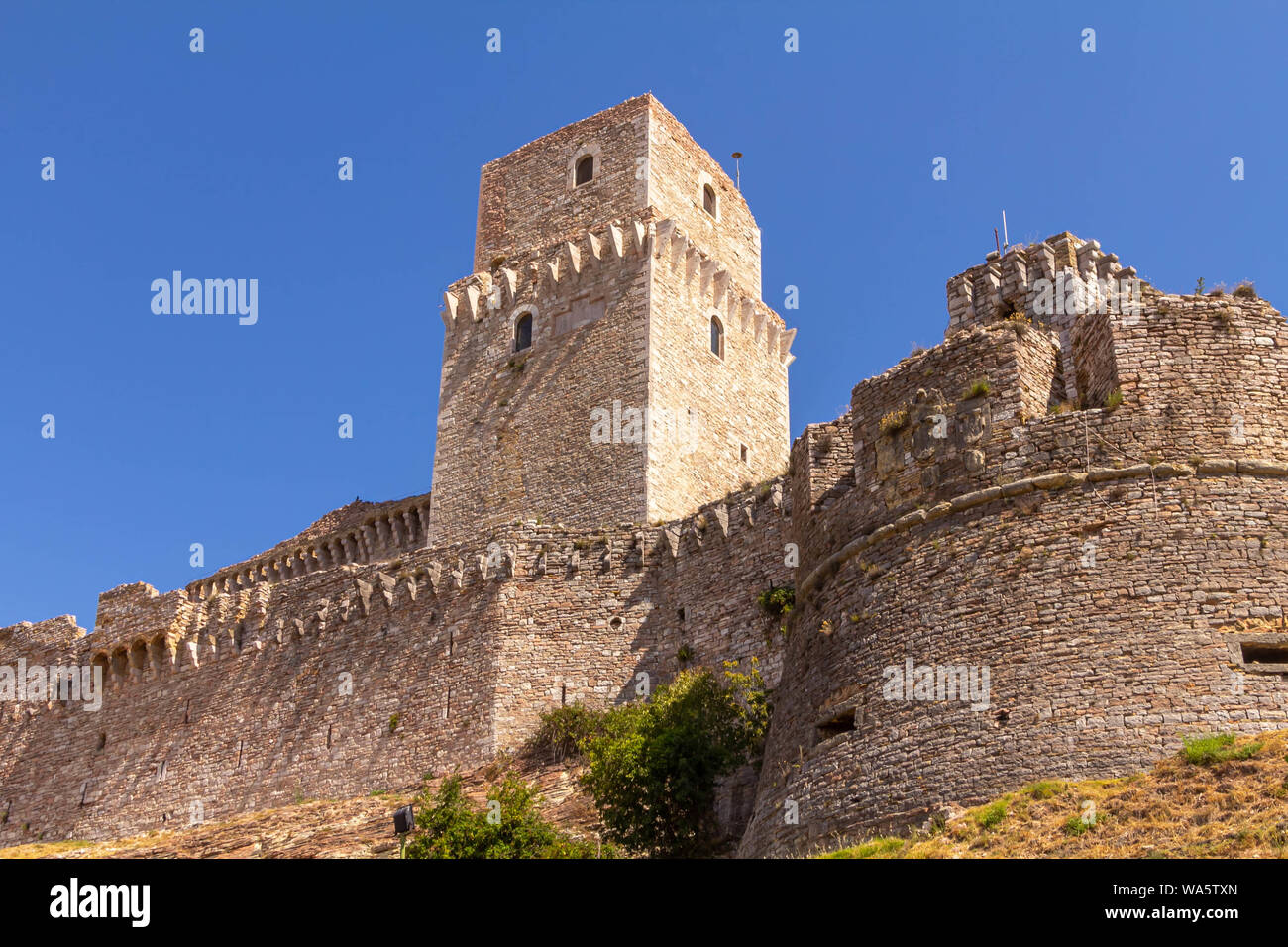 Die Burg Rocca Maggiore auf einem Hügel über der Stadt Assisi in Umbrien, Italien Stockfoto