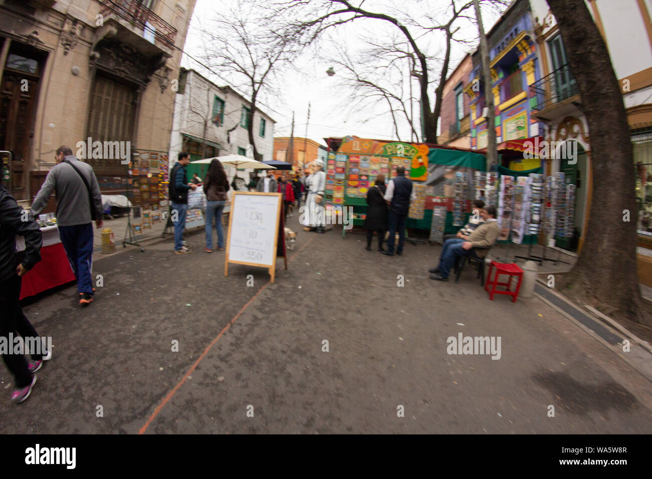 Buenos Aires, Argentinien. Masse von Menschen zu Fuß durch die Straßen und Boulevard de Caminito, Barrio de La Boca. Stockfoto