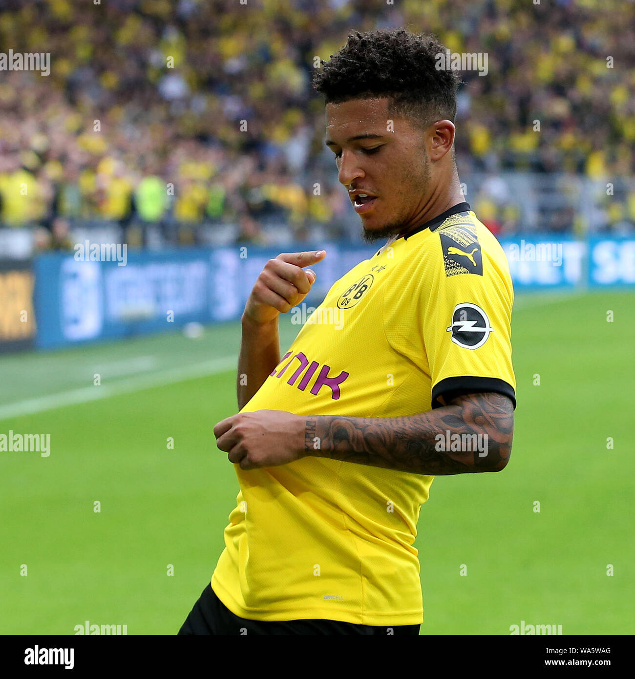 Dortmund, Deutschland. 17 Aug, 2019. Jadon Sancho Dortmund feiert zählen während dem Bundesligaspiel zwischen Borussia Dortmund und dem FC Augsburg in Dortmund, Deutschland, Nov. 17, 2019. Quelle: Joachim Bywaletz/Xinhua/Alamy leben Nachrichten Stockfoto