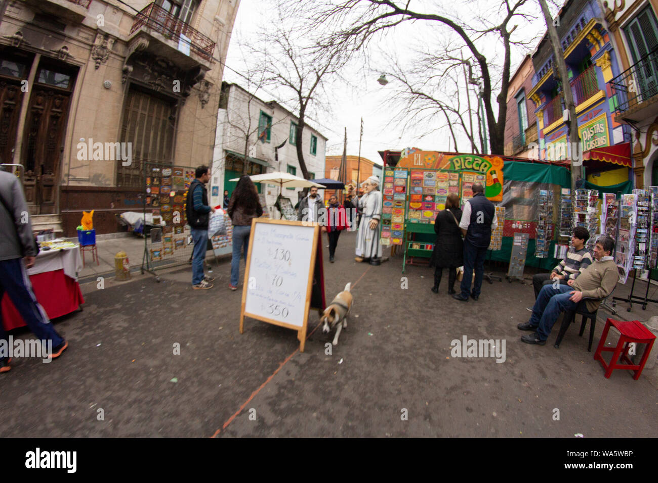 Buenos Aires, Argentinien. Masse von Menschen zu Fuß durch die Straßen und Boulevard de Caminito, Barrio de La Boca. Stockfoto