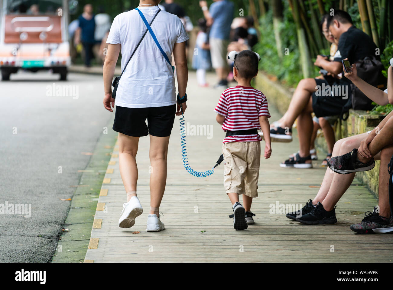Chengdu, China, 4. August 2019: Mutter und Kind angebunden mit einem Gurt Leine in China Stockfoto