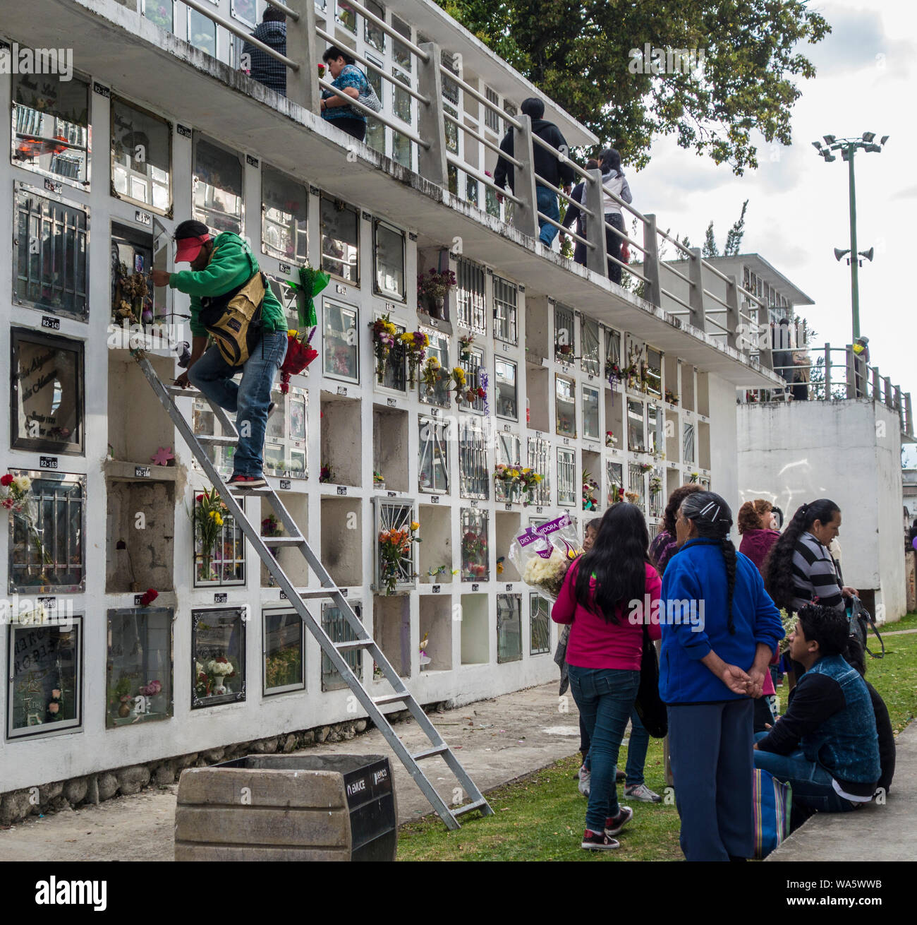 Cuenca, Ecuador - November 1, 2015 - Leute Service ein Grab auf einem Friedhof Wohnanlage auf Allerseelen Stockfoto