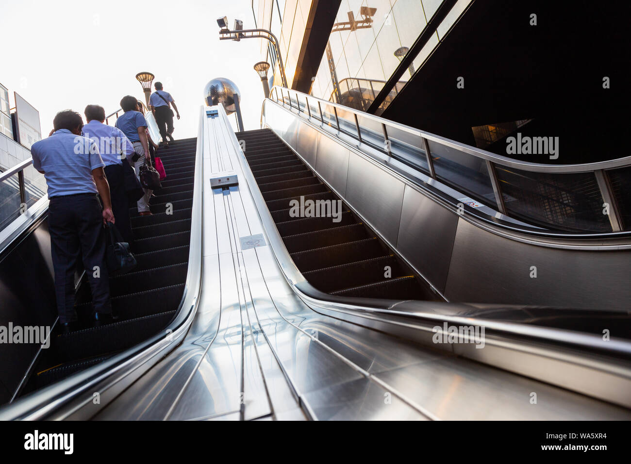 Ueno, Japan - 15. Juni 2015 - Die Japaner verwenden outdoor Rolltreppe bis zu Fußgängerzone Deck bei Ueno Station am 15. Juni 2015 zu erhalten Stockfoto