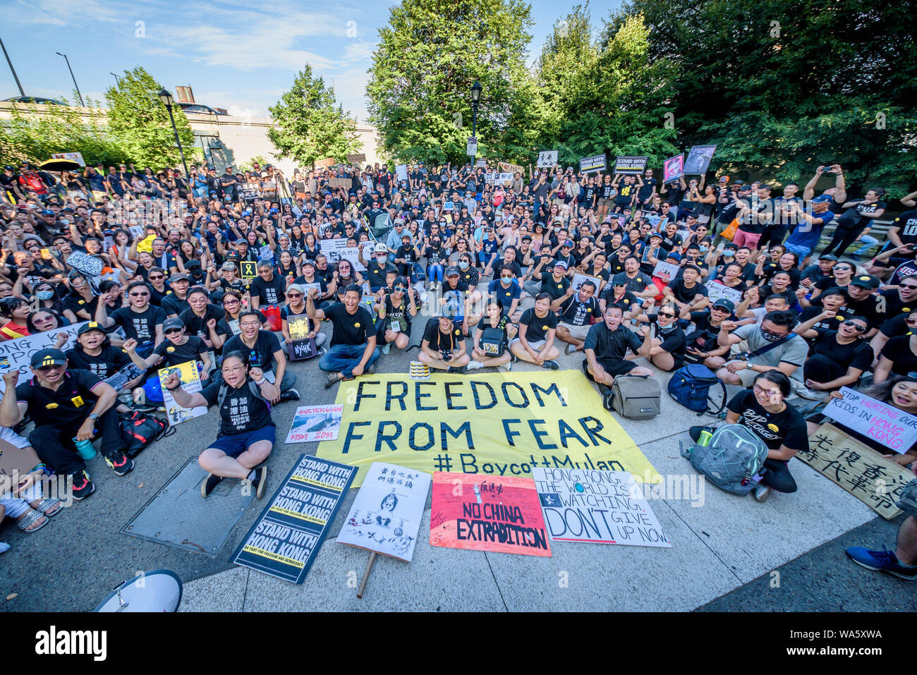 New York, USA. 17 Aug, 2019. Hunderte joined Aktivist Gruppe New Yorker Unterstützung von Hong Kong (NY 4 HK) auf einer Kundgebung am 17. August 2019 an konfuzius PLAZA, in Chinatown, gefolgt von einem März bis Manhattan Bridge kleine Park, Unterstützung für laufende pro Demokratie Hong Kongs Kampf zu zeigen. Dies war zeitlich mit dem''˜ bürgerlichen Menschenrechte Front' Rallye im Victoria Park Hong Kong sowie drei weiteren geplanten Proteste in Hongkong dieses Wochenende zusammenfällt. Credit: Erik McGregor/ZUMA Draht/Alamy leben Nachrichten Stockfoto