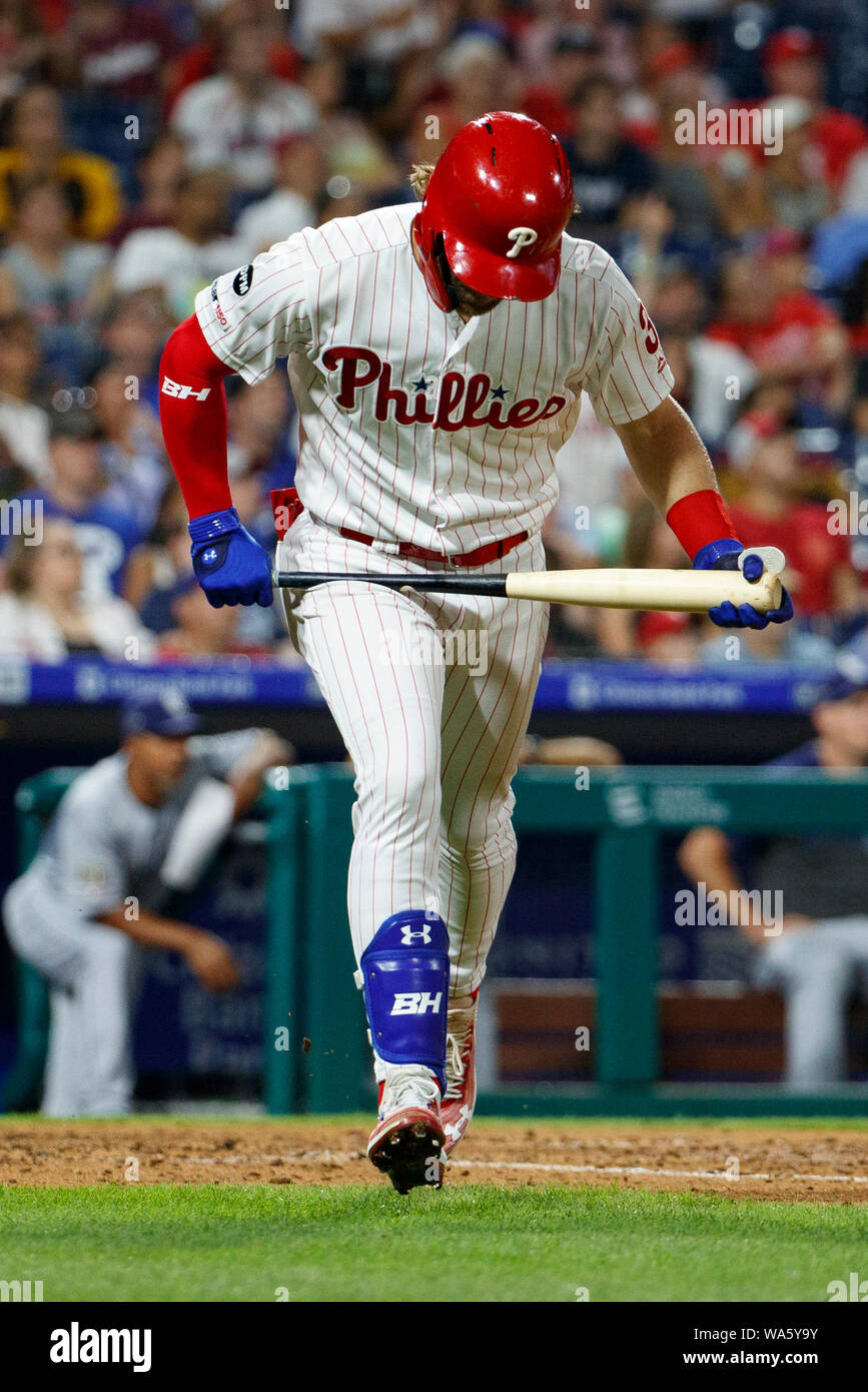 August 17, 2019: Philadelphia Phillies rechter Feldspieler Bryce Harper (3) reagiert auf Tauchen während der MLB Spiel zwischen den San Diego Padres und Philadelphia Phillies am Citizens Bank Park in Philadelphia, Pennsylvania. Christopher Szagola/CSM Stockfoto