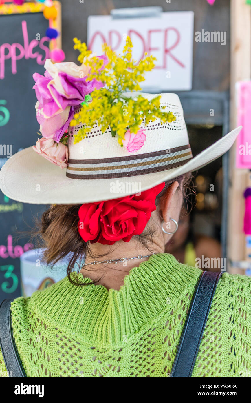 30-40 Jahre alten weiblichen Erwachsenen verschleißt sehr bunte Kleidung für eine Fiesta in Santa Barbara, Kalifornien, während Sie in einem Lebensmittel Leitung wartet. Stockfoto