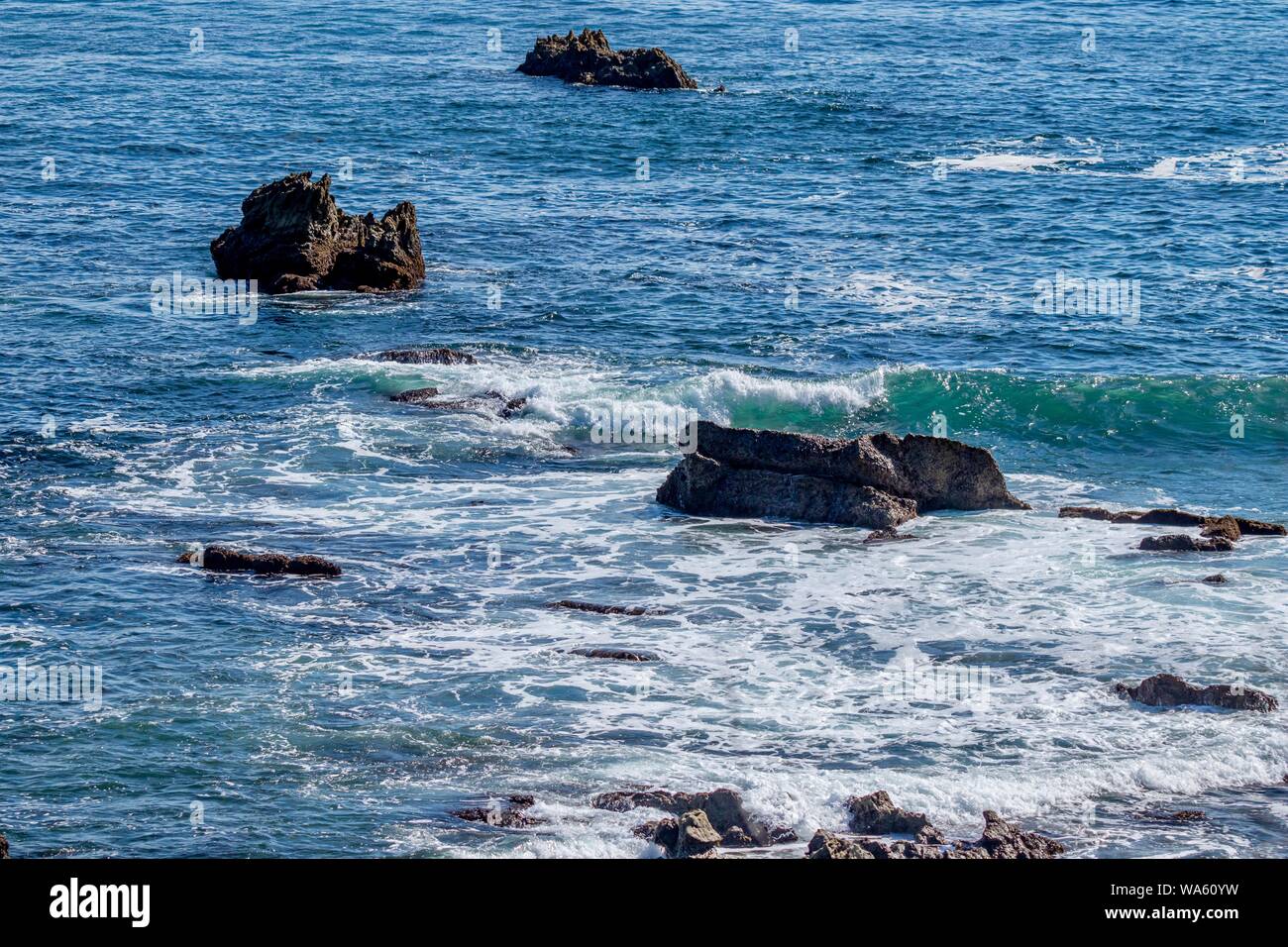 Wellen auf die Felsen im Ozean Stockfoto