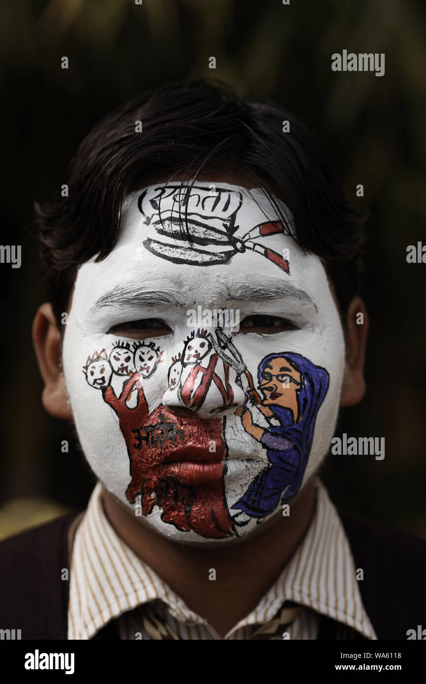 Boy malte sein Gesicht mit dem Slogan Einheit Stockfoto