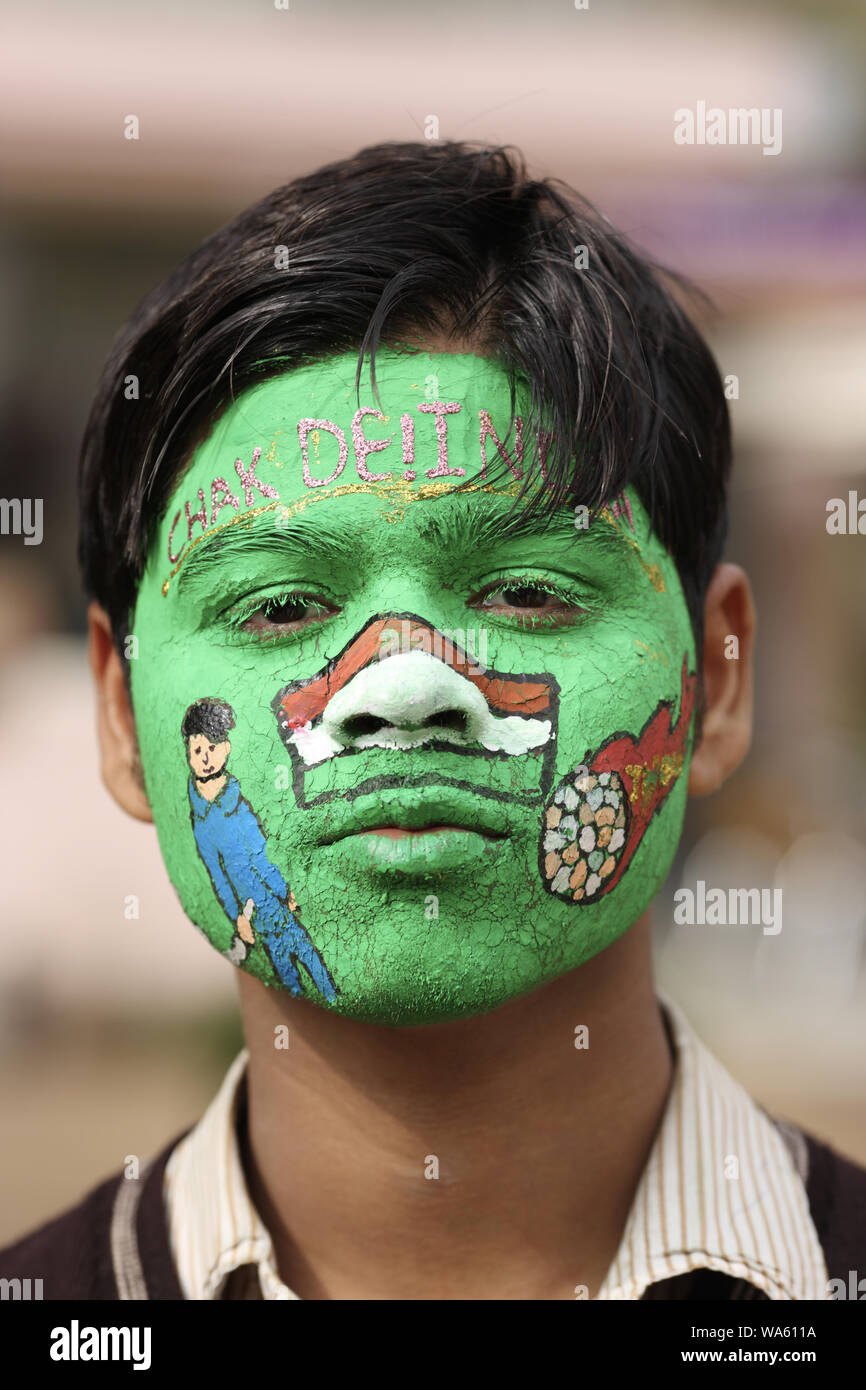 Junge gemalt sein Gesicht mit Slogan Chak De Indien Stockfoto