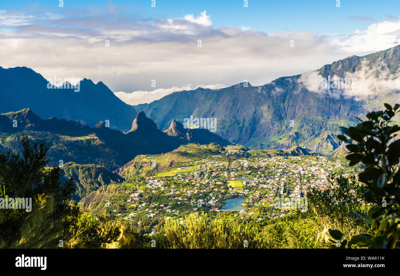 Landschaft mit Cilaos Stadt im Cirque de Cilaos, La Reunion Insel Stockfoto