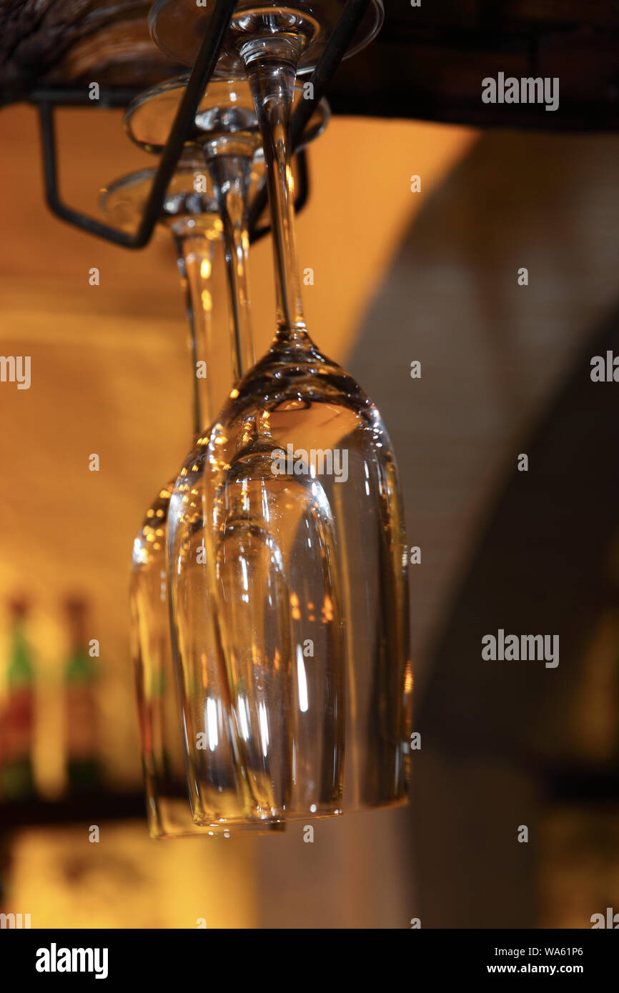 Nahaufnahme von hängenden Sektgläser Stockfoto