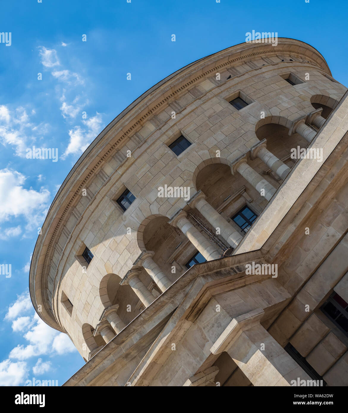 PARIS, FRANKREICH - 02. AUGUST 2018: La Rotonde Restaurant im Le Grand Marche Stalingrad - ein Ausstellungs- und Messeort Stockfoto