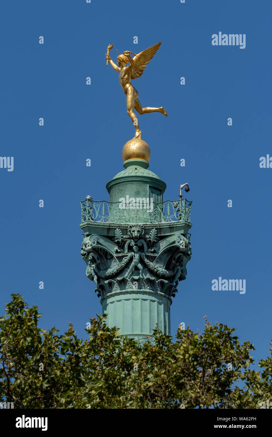 PARIS, FRANKREICH - 02. AUGUST 2018: Statue des Geistes der Freiheit auf der Colonne de Juillet zum Gedenken an die Revolution von 1830 Stockfoto