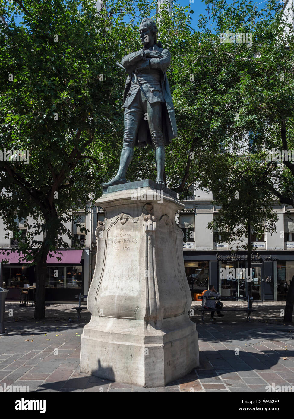 PARIS, FRANKREICH - 02. AUGUST 2018: Statue von Pierre Augustin Caron de Beaumarchais (von L Clausade) an der Anschlussstraße der Rue Saint-Antoine und der Rue des Tournellles Stockfoto