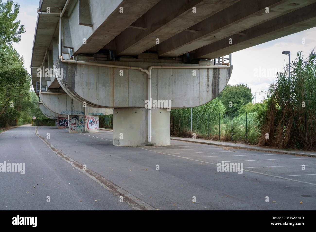 Stadtrand von Florenz, Italien. Leere und einsame Straße unter einer Überführung und einem Parkplatz. Stockfoto