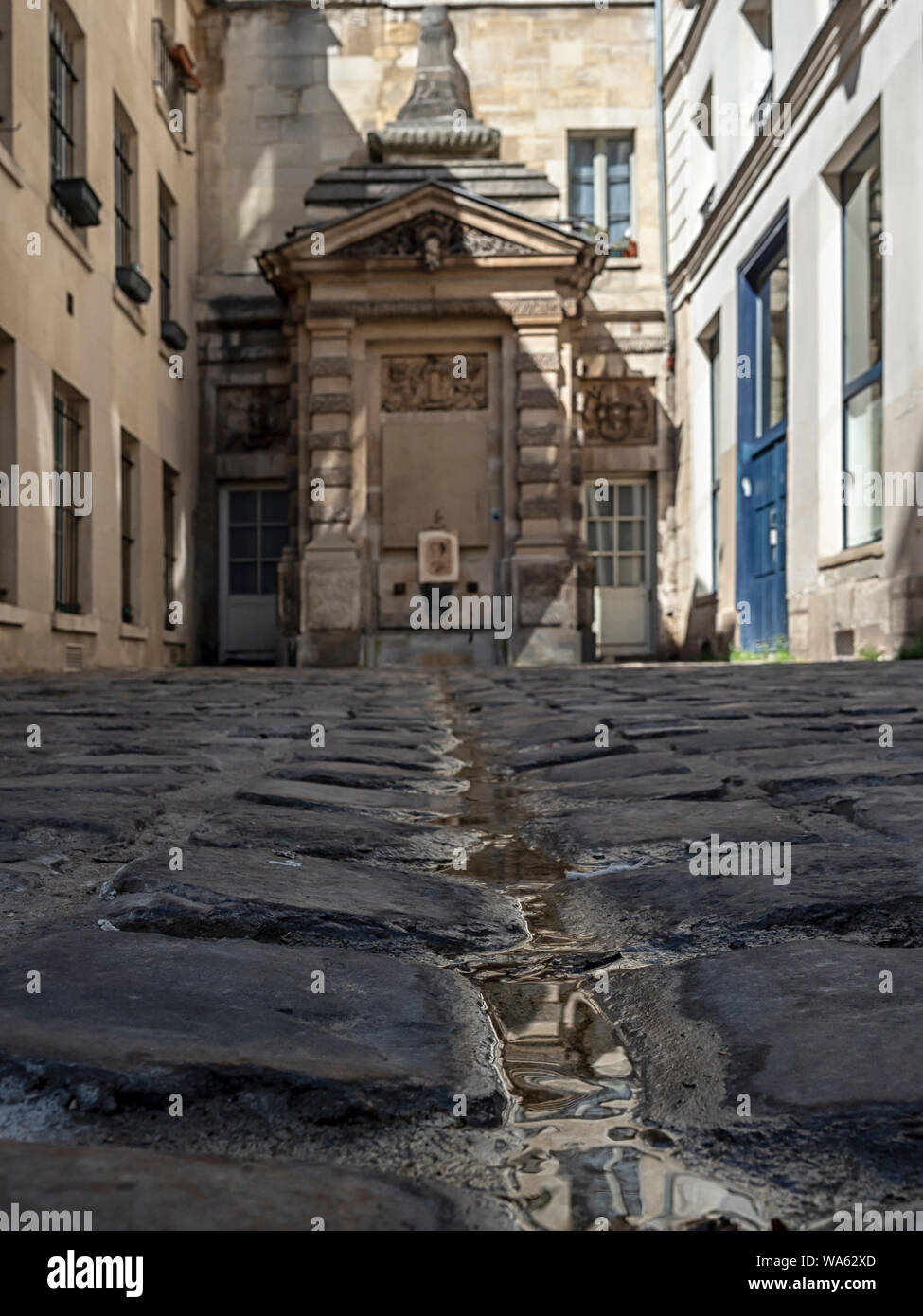 PARIS, FRANKREICH - 02. AUGUST 2018: Impasse de la Poissonnerie - eine hübsche Kopfsteinpflasterstraße im Marais-Viertel Stockfoto