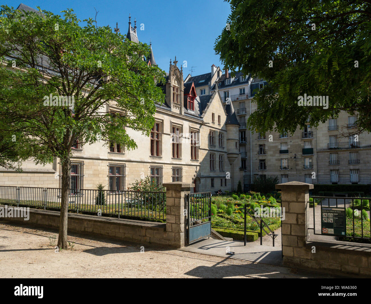 PARIS, FRANKREICH - 02. AUGUST 2018: Hotel-de-Sens Garden und die Rückseite des Gebäudes Company des Amis De La Bibliothèque Forney Stockfoto