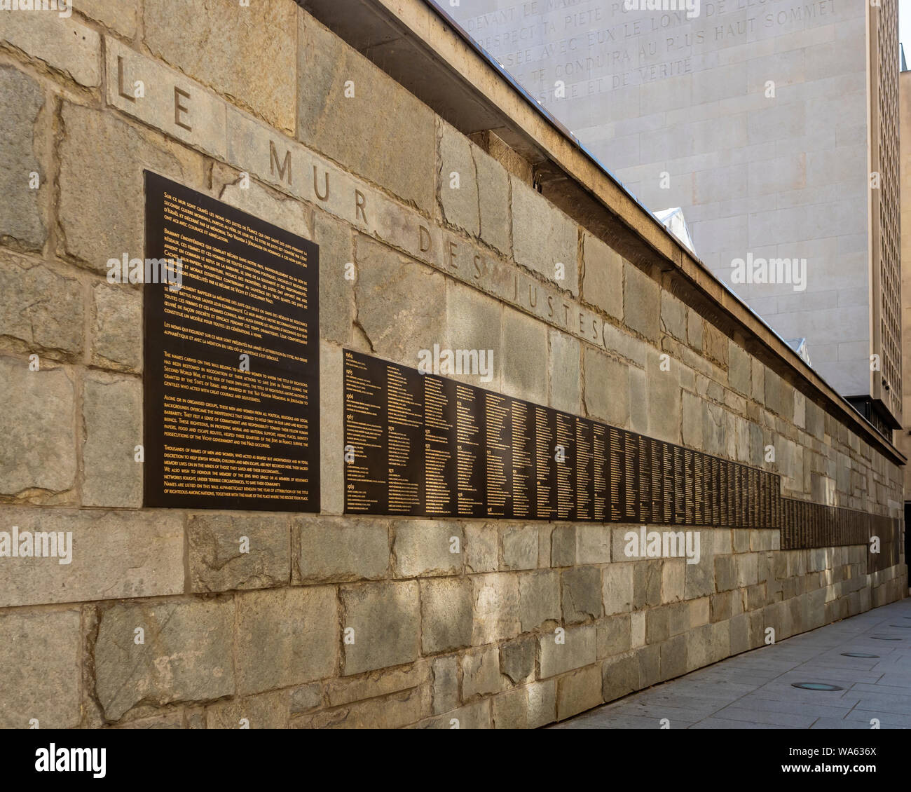 PARIS, FRANKREICH - 02. AUGUST 2018: Die Mauer der Gerechten am Memorial de la Shoah (Holocaust-Museum in Paris). Stockfoto