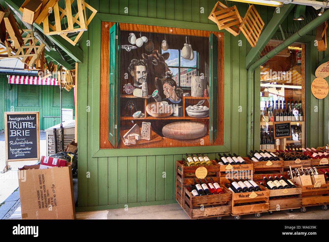 München, Deutschland - 16 AUGUST, 2019 Gourmet Essen und Wein shop bietet internationale Spezialitäten und bayerische Käse am Viktualienmarkt, München Sehenswürdigkeiten w Stockfoto