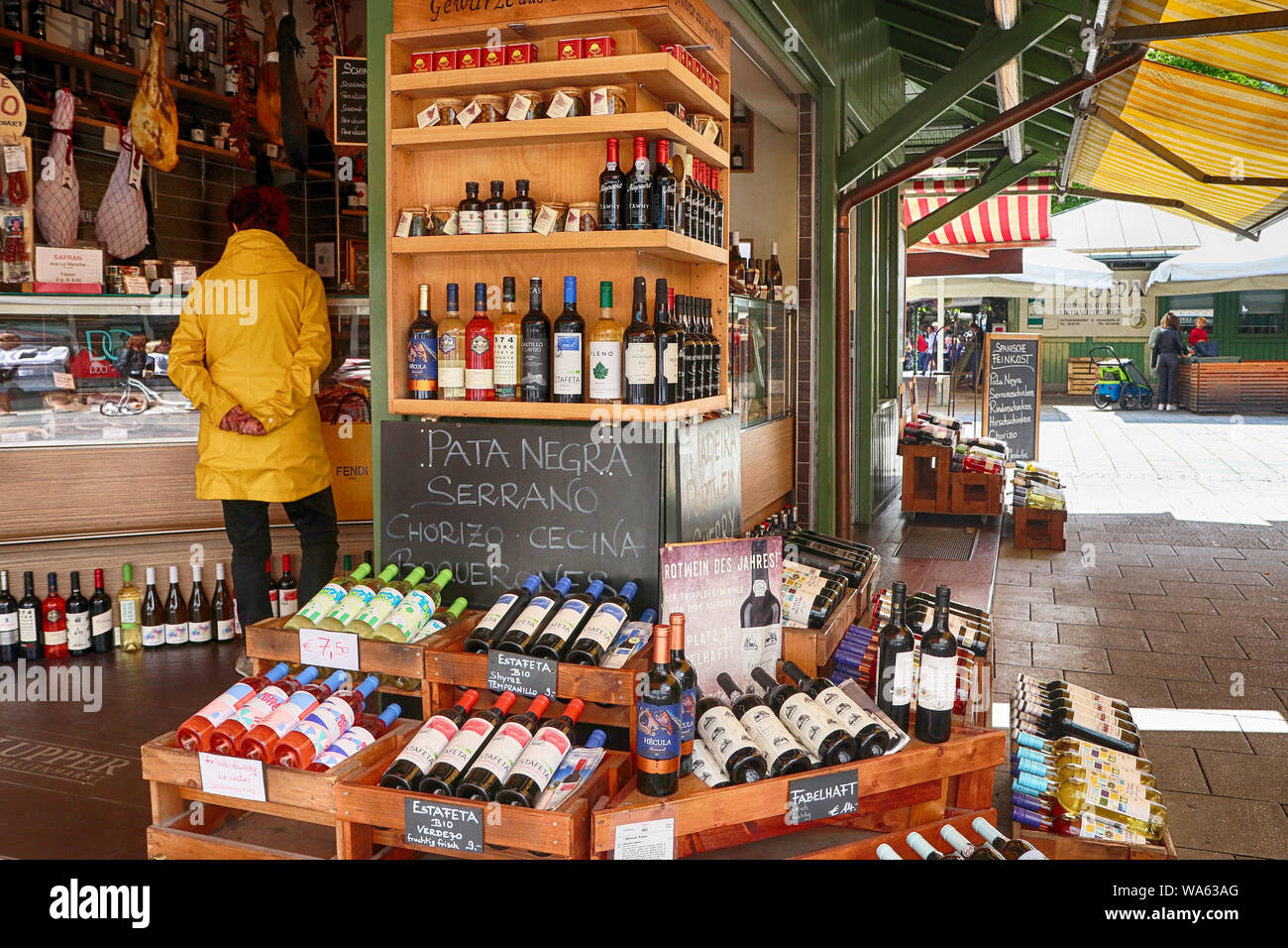 München, Deutschland - 16 AUGUST, 2019 Gourmet Essen und Wein shop bietet internationale Spezialitäten und bayerische Schmankerl am Viktualienmarkt, München Sehenswürdigkeiten Stockfoto