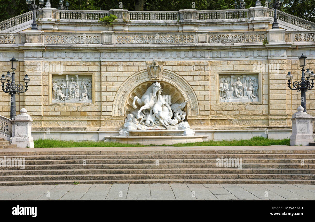 Der Brunnen der Nymphe und Seepferdchen in der Montagnola Park in Bologna, Italien. Stockfoto