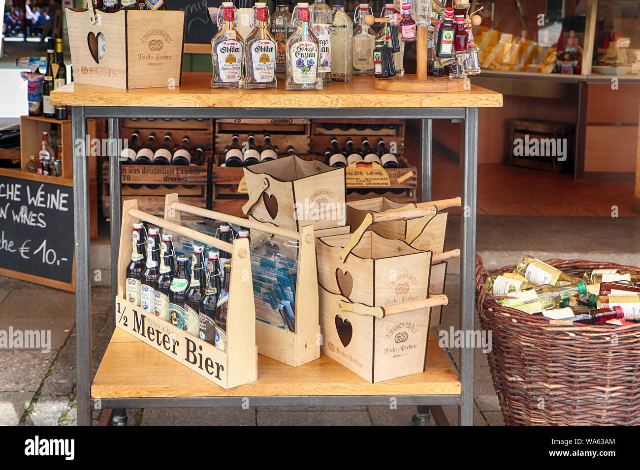 München, Deutschland - 16. AUGUST 2019 ein Wein shop bietet internationale Spezialitäten und bayerische Bier am Viktualienmarkt, München Wahrzeichen für lokalen Einkäufern ein Stockfoto