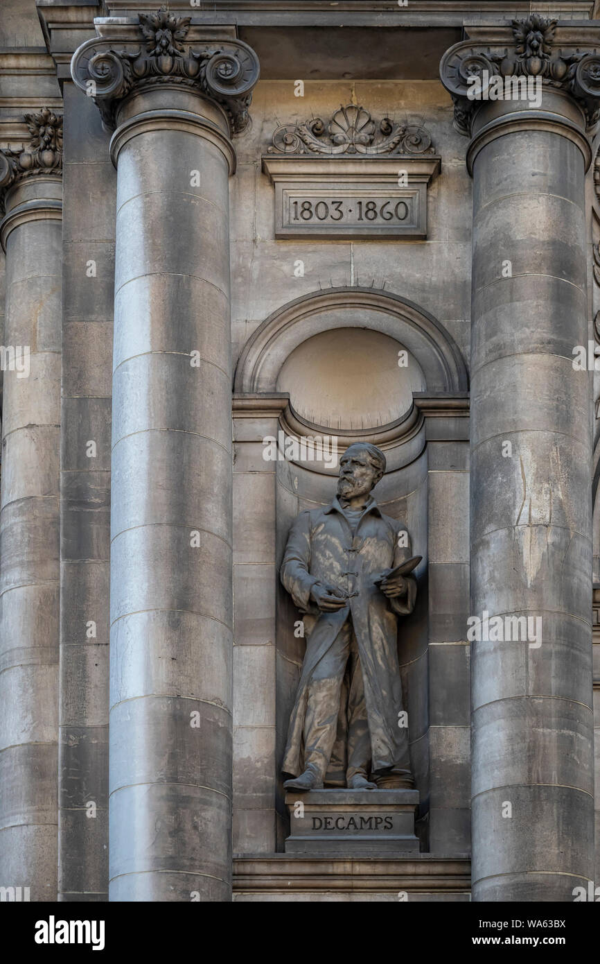 PARIS, FRANKREICH - 02. AUGUST 2018: Die Statue von Alexandre-Gabriel Decamps (von Alfred-Charles Lenoir) befindet sich an der Ostfassade des Hotel-de-Ville Stockfoto