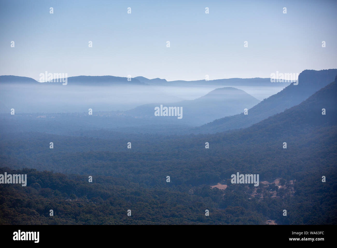 Blick nach unten in die WolganValley in den Blue Mountains in New South Wales am 4. August 2019 Stockfoto