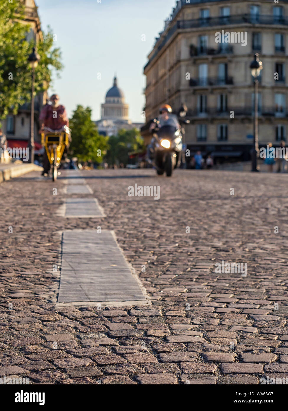 PARIS, FRANKREICH - 02. AUGUST 2018: Kopfsteinpflasterstraße mit weißer Linie auf der Fahrradspur in Paris, Frankreich Stockfoto