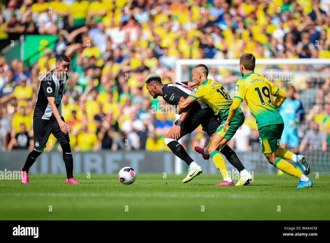 17. August 2019, Carrow Road, Norwich, England, Premier League, Fußball, Norwich City vs Newcastle United: Moritz Leitner (10) von Norwich City hält zurück Joelinton (09) von Newcastle United Credit: Georgie Kerr/News Bilder der Englischen Football League Bilder unterliegen DataCo Lizenz Stockfoto