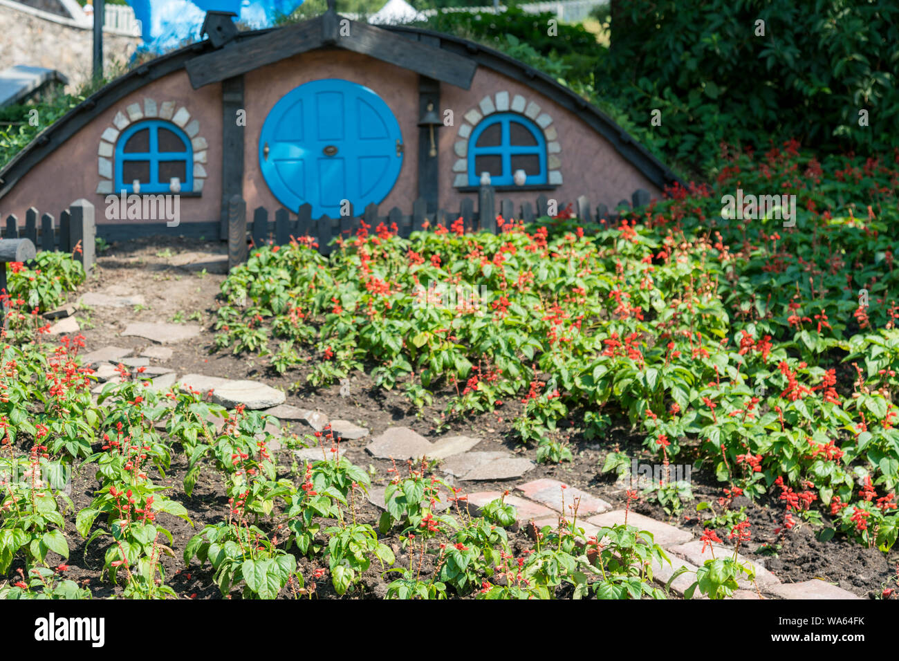 Der kleine Hobbit Haus. Themed Blumenbeet im Park. Stockfoto