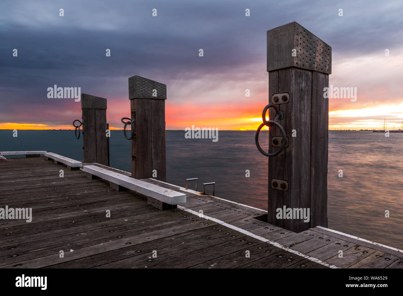 Die Cunningham Pier bei Sonnenaufgang in Geelong, Victoria Australien am 6. August 2019 entfernt Stockfoto