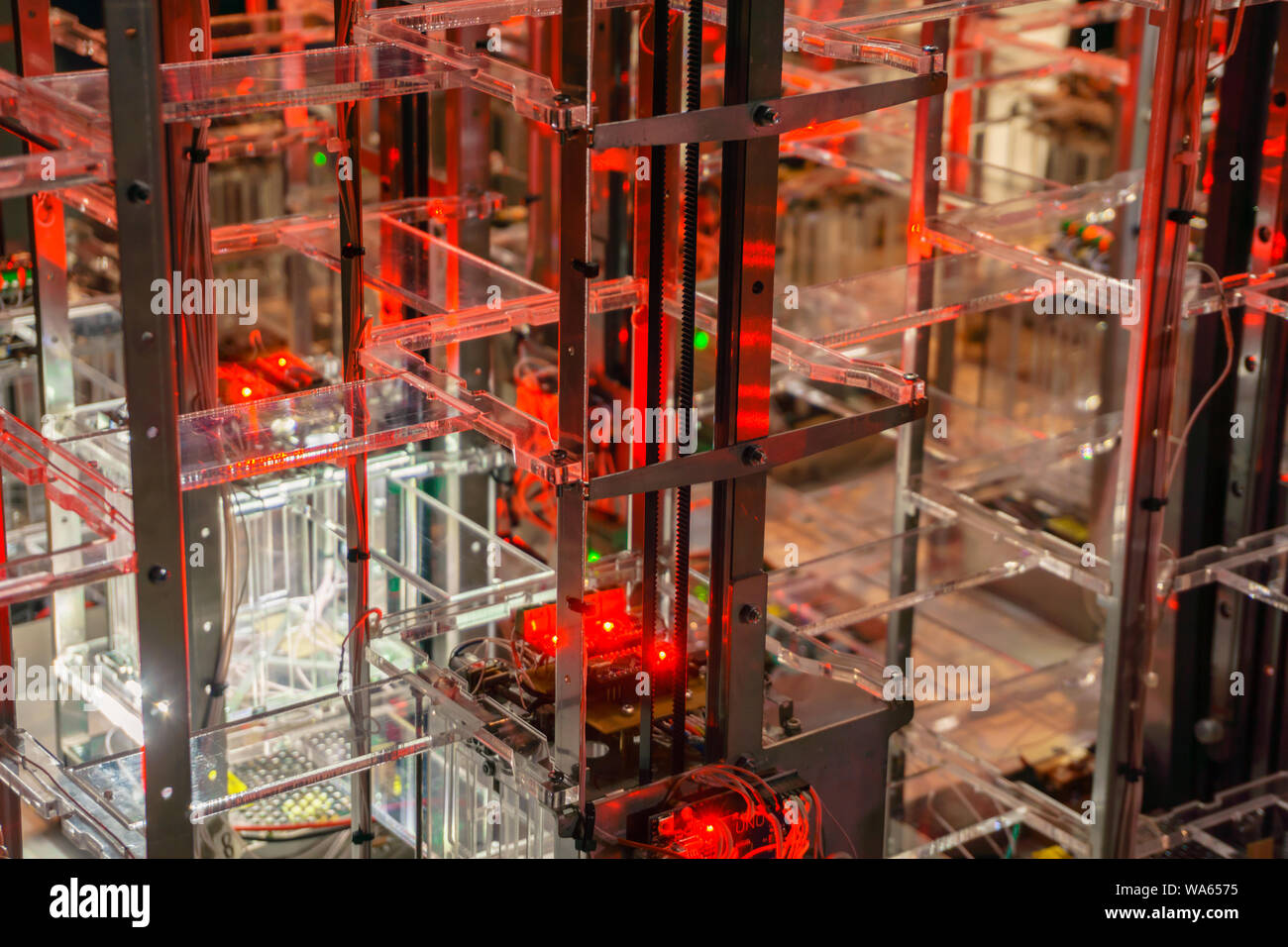 Abstrakte technologischen Hintergrund mit Metall und Kunststoff Strukturen, die Elektronik und LEDs Stockfoto