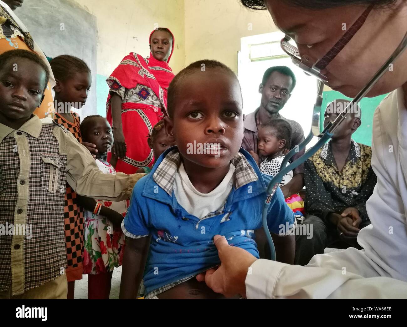 (190818) -- NAIROBI, Aug 18, 2019 (Xinhua) - Liu Jing, ein Mitglied eines chinesischen medizinischen Team, Diagnosen Kinder Patienten in Ad Damazin, Sudan, 24. März 2017. (Xinhua/Li Ziheng) Stockfoto
