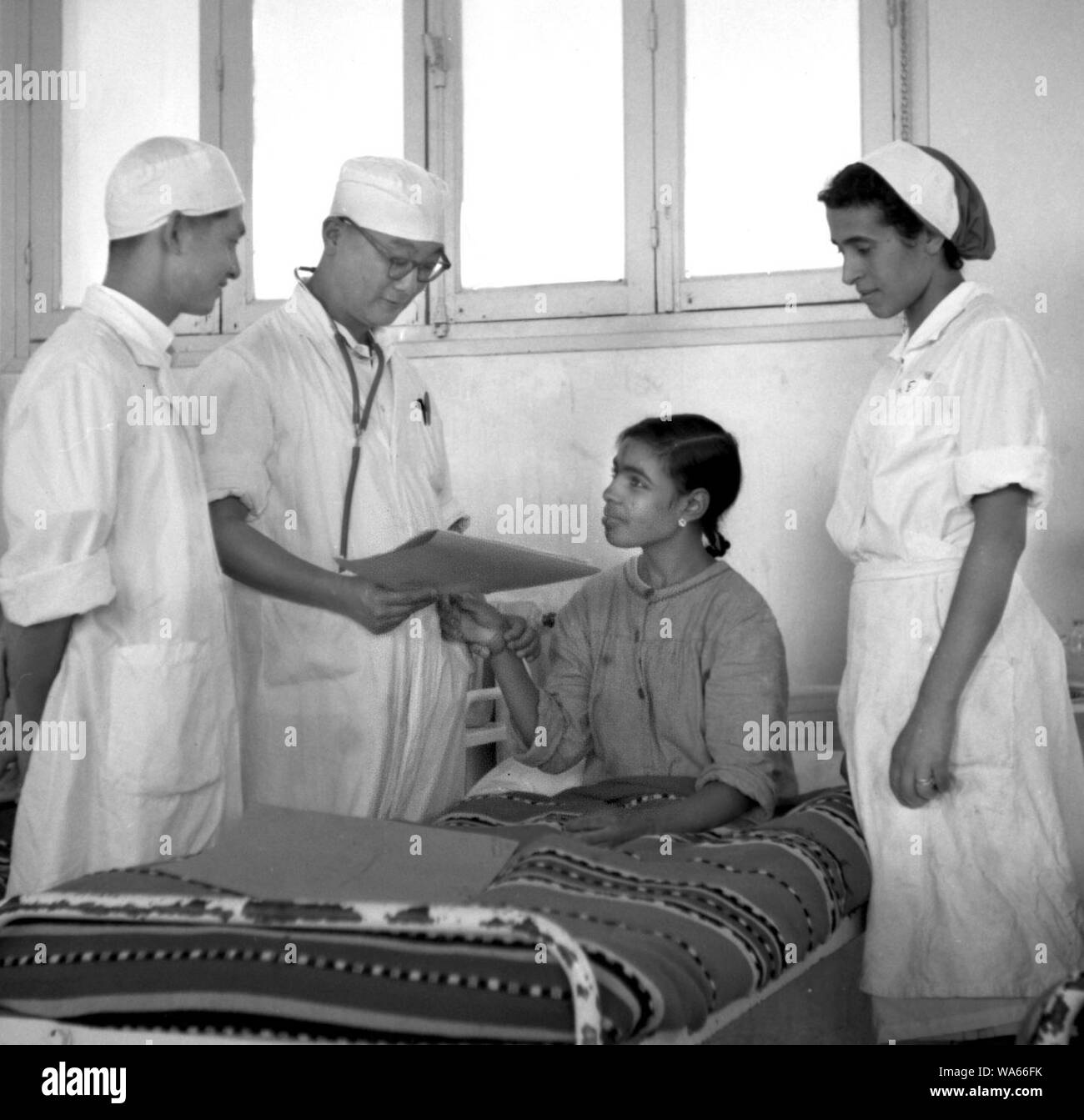 (190818) -- NAIROBI, Aug 18, 2019 (Xinhua) - In dieser Datei Foto, einem chinesischen Arzt (2. L) Diagnosen eines Patienten in einem Krankenhaus in Saida, Algerien, 24.02.1965. (Foto von zhuo Shangzhi/Xinhua) Stockfoto