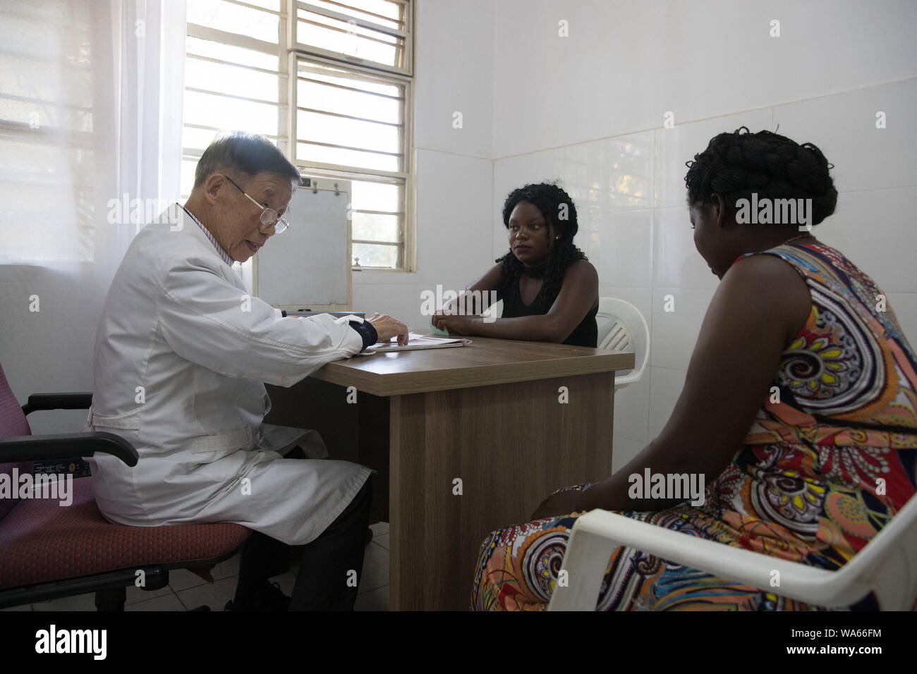 (190818) -- NAIROBI, Aug 18, 2019 (Xinhua) - chinesische Arzt Gong Meiling Diagnosen Patienten an Rong Zeng Klinik in Lusaka, der Hauptstadt von Sambia, Aug 9, 2019. (Xinhua / Peng Lijun) Stockfoto